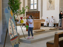 Familiengottesdienst mit den Kommunionkindern (Foto: Karl-Franz Thiede)